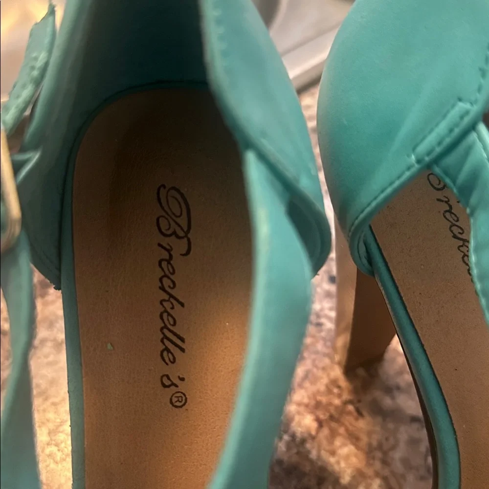 Breckelle Brina Peep Toe T-Strap Platform Heel Seafosn Green. Size 10.
